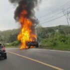 Mobil jeep terbakar di Pinggir Lintas Bungo - Jambi-Arief Rizal-Jambitv.co