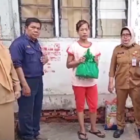 Dinas Sosial Kota Jambi memberikan bantuan kepada masyarakat yang tergolong miskin ekstrim-Jektvnews-  