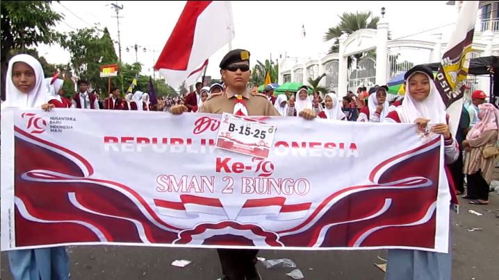 SMAN 2 Bungo Meriahkan Pawai Pembangunan.