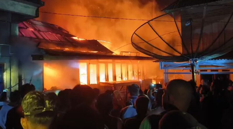 2 Rumah di Dusun Peninjau Bathin II Pelayang Dilalap Api