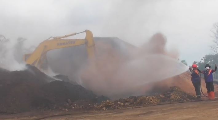 Tumpukan Batu Bara Terbakar
