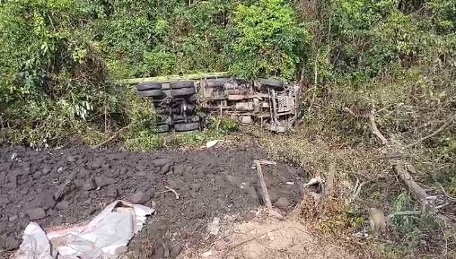 Truk Batu Bara Masuk Jurang 30 Meter di Jujuhan.