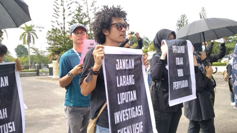 Teman-teman  Pers Jambi saat mendemo Meminta keadilan kepada Perwakilan Rakyat DPRD Provinsi Jambi (Dok Foto:Reza)
