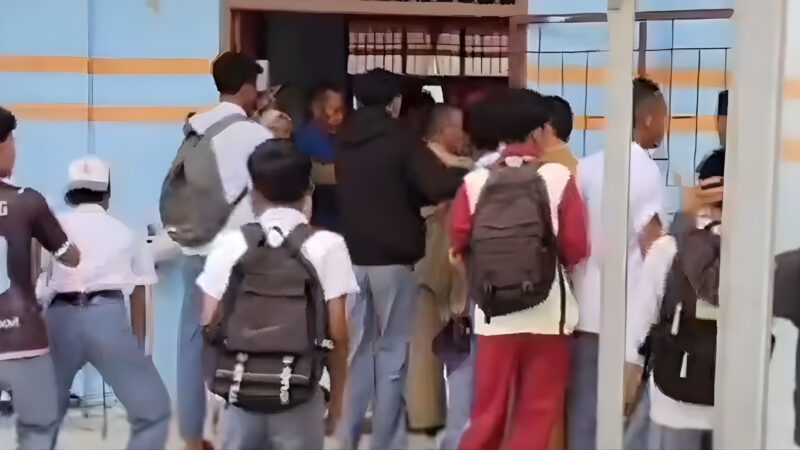 Guru Dikeroyok Sejumlah Pelajar