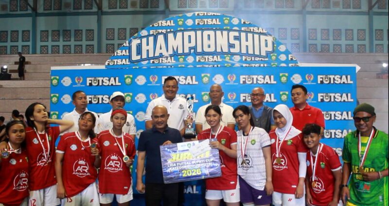 Bupati Bungo Dedy Putra didampingi Sekda Bungo Donny Iskandar menyerahkan hadiah dan piala kepada juara liga Futsal Bupati Cup 2026