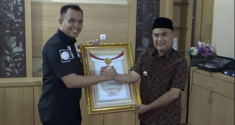 Bupati Bungo Terima Penghargaan dari Densus 88 atas Dukungan Pencegahan Terorisme