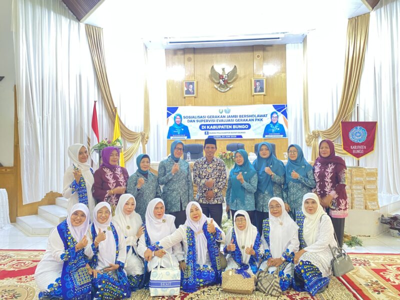 Hesnidar Haris Sosialisasikan Jambi Bersholawat dan Evaluasi Kinerja PKK di Bungo