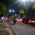 Kerusakan Jalan Jenderal Sudirman di Kota Muara Bulian mulai menimbulkan dampak serius terhadap arus lalu lintas. Kondisi jalan yang berlubang memicu kemacetan panjang, terutama pada malam hari.