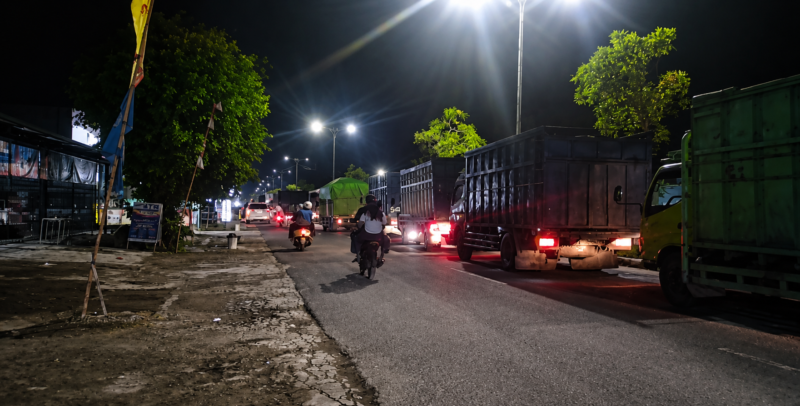 Kerusakan Jalan Jenderal Sudirman di Kota Muara Bulian mulai menimbulkan dampak serius terhadap arus lalu lintas. Kondisi jalan yang berlubang memicu kemacetan panjang, terutama pada malam hari.