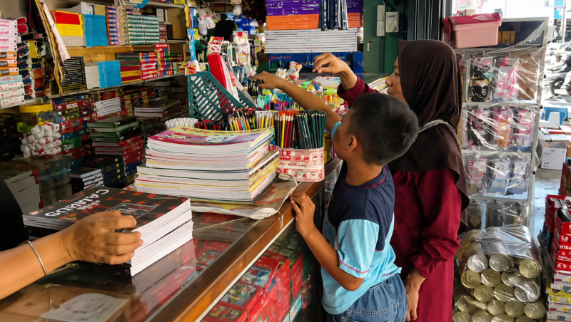 Jelang Tahun Ajaran Baru, Toko Buku di Muara Bungo Diserbu Pembeli