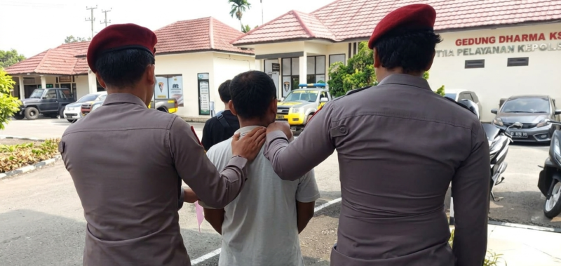 Petugas menggiring terduga pelaku Penggelapan Mobil yang ditangkap di Kalimantan Barat