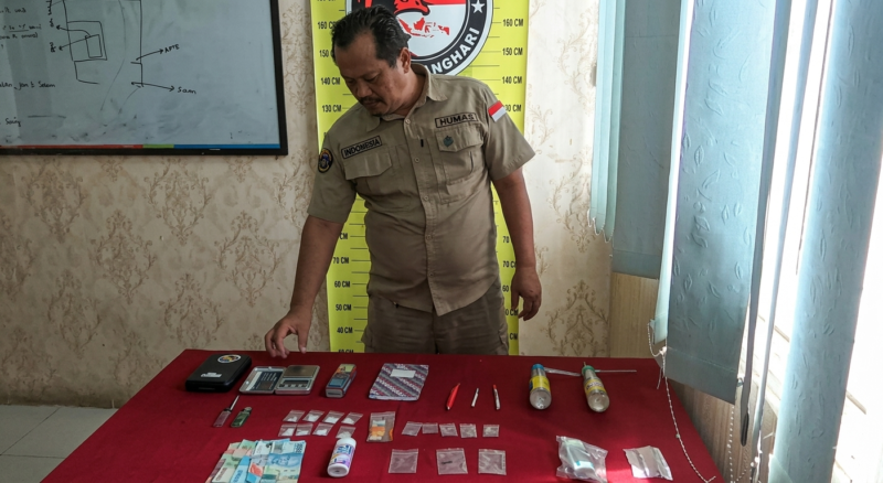 Satresnarkoba Batang Hari Amankan Bandar dan Kurir Sabu di Desa Aro