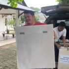 Petugas tengah mempersiapkan kotak suara untuk pemilihan rio (kades)