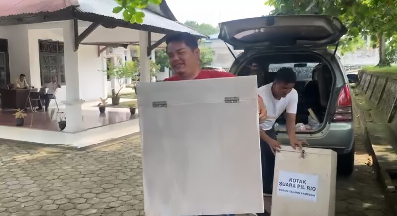 Petugas tengah mempersiapkan kotak suara untuk pemilihan rio (kades)