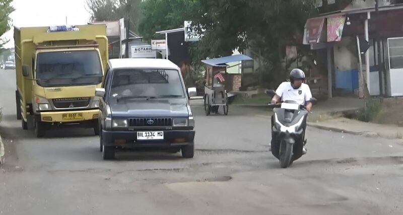 Sejumlah titik ruas jalan berlubang
