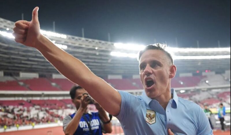 Pelatih Timnas Indonesia John Herdman berselebrasi usai laga melawan Timnas Oman dalam laga FIFA Match Day di Stadion Utama Gelora Bung Karno (SUGBK), Senayan, Jakarta.-ANTARA FOTO