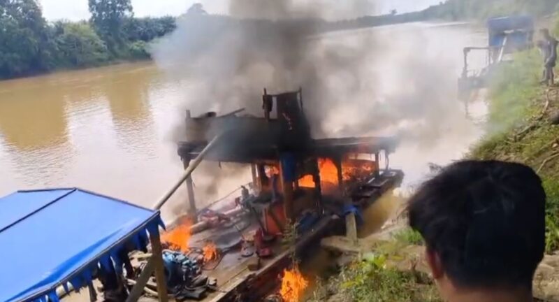 Warga melakukan aksi tersebut karena aktivitas tambang ilegal dinilai merusak lingkungan. Selain itu, kegiatan itu juga melanggar aturan adat yang berlaku di desa setempat.