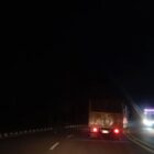 Kondisi jalan utama terlihat gelap minim penerangan. 