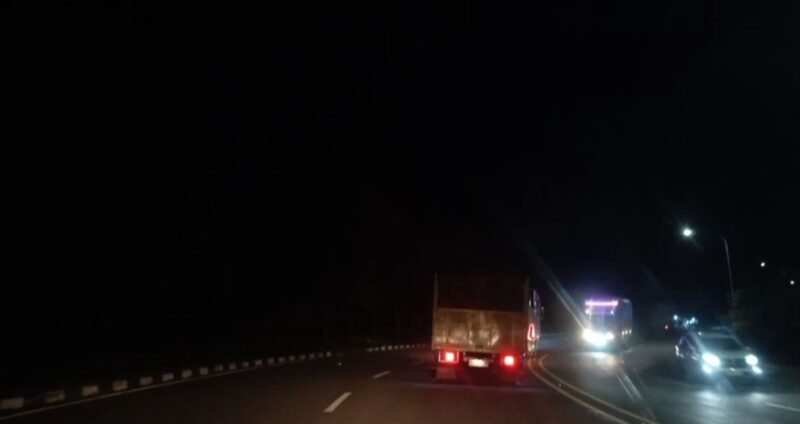 Kondisi jalan utama terlihat gelap minim penerangan. 