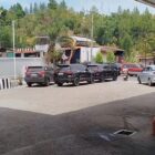 Sejumlah sopir angkutan di Kota Sungai Penuh mengeluhkan dugaan praktik jual beli nomor antrean pengisian BBM jenis solar bersubsidi di salah satu SPBU. Menurut para sopir, oknum di luar pihak SPBU menawarkan nomor antrean kepada pengendara yang ingin mendapatkan solar lebih cepat. Kondisi tersebut membuat sebagian sopir harus mengeluarkan biaya tambahan agar tetap mendapat giliran pengisian. Kaslirdi, salah seorang sopir angkutan, mengaku sering melihat praktik tersebut di lokasi. Ia menilai keberadaan nomor antrean berbayar merugikan sopir yang sudah mengantre sesuai urutan. “Kalau kami tidak membeli nomor antrean, kendaraan lain sering masuk lebih dulu. Akhirnya kami kehilangan giliran,” kata Kaslirdi. Ia menjelaskan, oknum tersebut menjual nomor antrean dengan harga sekitar Rp10 ribu. Menurutnya, praktik itu sudah berlangsung cukup lama dan beberapa kali memicu perselisihan antara sopir dan pihak yang menjual nomor antrean. Keributan yang sempat terjadi bahkan terekam kamera CCTV di kawasan SPBU. Rekaman tersebut menunjukkan ketegangan yang muncul akibat persoalan antrean pengisian solar bersubsidi. Para sopir menilai praktik tersebut menambah beban operasional mereka. Di tengah keterbatasan pasokan solar bersubsidi, mereka harus mengeluarkan biaya tambahan untuk memperoleh akses pengisian BBM. Karena itu, para sopir meminta aparat penegak hukum dan instansi terkait segera memeriksa keluhan tersebut. Mereka juga berharap pihak terkait dapat menertibkan sistem antrean agar penyaluran solar bersubsidi berjalan tertib, adil, dan tepat sasaran. Hingga berita ini ditulis, pihak SPBU maupun instansi terkait belum memberikan keterangan resmi mengenai keluhan para sopir tersebut.