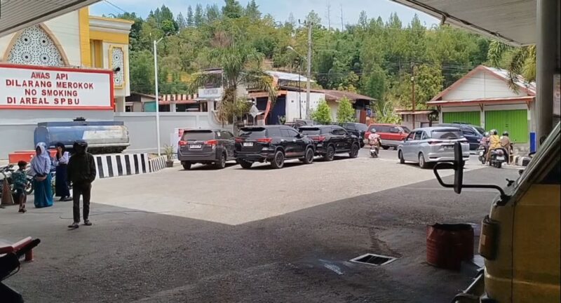 Sejumlah sopir angkutan di Kota Sungai Penuh mengeluhkan dugaan praktik jual beli nomor antrean pengisian BBM jenis solar bersubsidi di salah satu SPBU.  Menurut para sopir, oknum di luar pihak SPBU menawarkan nomor antrean kepada pengendara yang ingin mendapatkan solar lebih cepat. Kondisi tersebut membuat sebagian sopir harus mengeluarkan biaya tambahan agar tetap mendapat giliran pengisian.  Kaslirdi, salah seorang sopir angkutan, mengaku sering melihat praktik tersebut di lokasi. Ia menilai keberadaan nomor antrean berbayar merugikan sopir yang sudah mengantre sesuai urutan.  “Kalau kami tidak membeli nomor antrean, kendaraan lain sering masuk lebih dulu. Akhirnya kami kehilangan giliran,” kata Kaslirdi.  Ia menjelaskan, oknum tersebut menjual nomor antrean dengan harga sekitar Rp10 ribu. Menurutnya, praktik itu sudah berlangsung cukup lama dan beberapa kali memicu perselisihan antara sopir dan pihak yang menjual nomor antrean.  Keributan yang sempat terjadi bahkan terekam kamera CCTV di kawasan SPBU. Rekaman tersebut menunjukkan ketegangan yang muncul akibat persoalan antrean pengisian solar bersubsidi.  Para sopir menilai praktik tersebut menambah beban operasional mereka. Di tengah keterbatasan pasokan solar bersubsidi, mereka harus mengeluarkan biaya tambahan untuk memperoleh akses pengisian BBM.  Karena itu, para sopir meminta aparat penegak hukum dan instansi terkait segera memeriksa keluhan tersebut. Mereka juga berharap pihak terkait dapat menertibkan sistem antrean agar penyaluran solar bersubsidi berjalan tertib, adil, dan tepat sasaran.  Hingga berita ini ditulis, pihak SPBU maupun instansi terkait belum memberikan keterangan resmi mengenai keluhan para sopir tersebut.