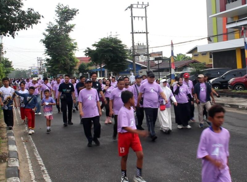 Wabup Bungo Tri Wahyu Hidayat turut hadir mengikuti jalan santai pada Milad Ke-4 UMMUBA 
