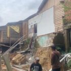 Longsor tersebut mulai mengancam permukiman warga, bahkan satu rumah dilaporkan berada dalam kondisi kritis akibat tergerus tanah.
