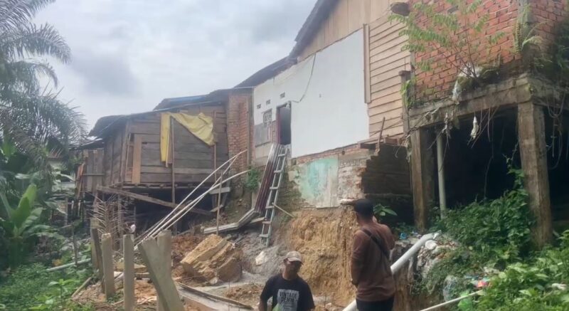 Longsor tersebut mulai mengancam permukiman warga, bahkan satu rumah dilaporkan berada dalam kondisi kritis akibat tergerus tanah.