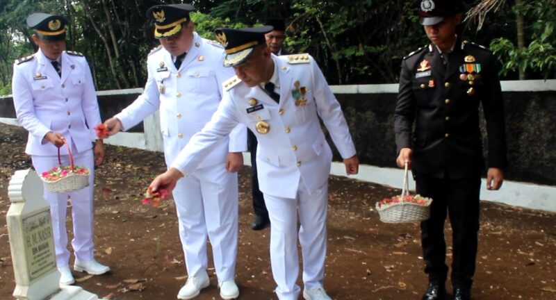 Bupati Bungo Tabur Bunga di TMP Satria Negara, Kenang Jasa Para Pahlawan