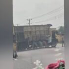 Motor Masuk Kolong Truk terekam kamera dashboard mobil salah satu pengendara. 
