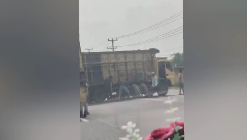 Motor Masuk Kolong Truk terekam kamera dashboard mobil salah satu pengendara. 
