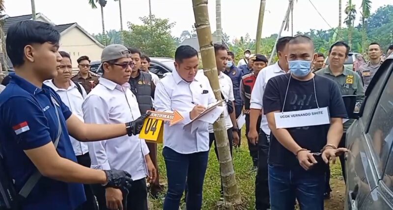 Salah satu tersangka UVS menjalani rekonstruksi atas kasus kematian Brigadir EWS